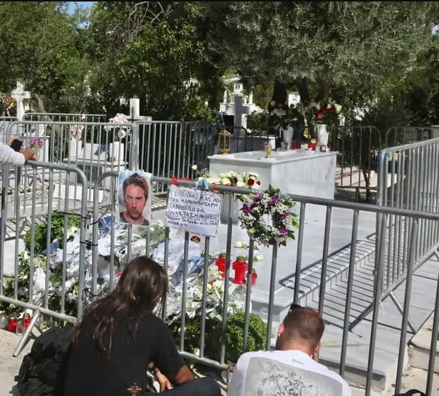 Η επίσκεψη στον τάφο του Μαζωνάκη χθες το βράδυ: Τι υποσχέθηκε στον γιο της με δάκρυα στα μάτια η κυρία Κλειώ; 1 1 1 209