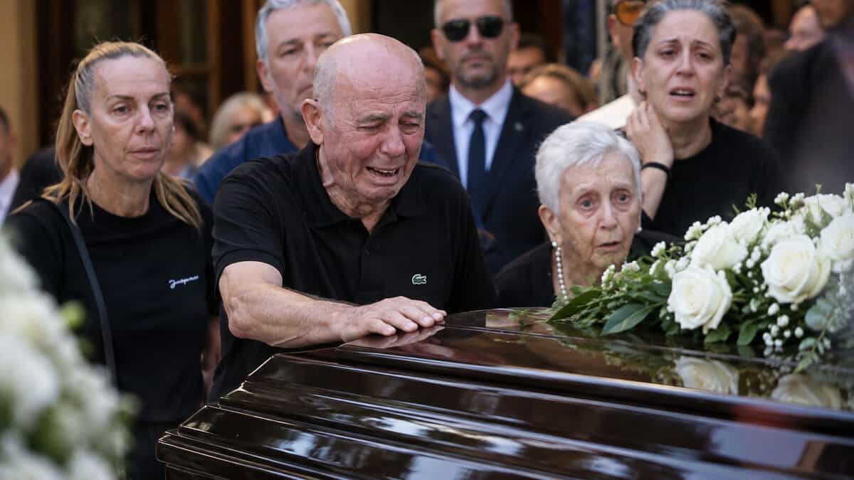 Αποκάλυψη! Έβαλαν φρουρά πάνω από τον τάφο του Μαζωνάκη: Τρέμουν μην τον ξεθάψουν οι θαυμαστές 4 1 1 72 1