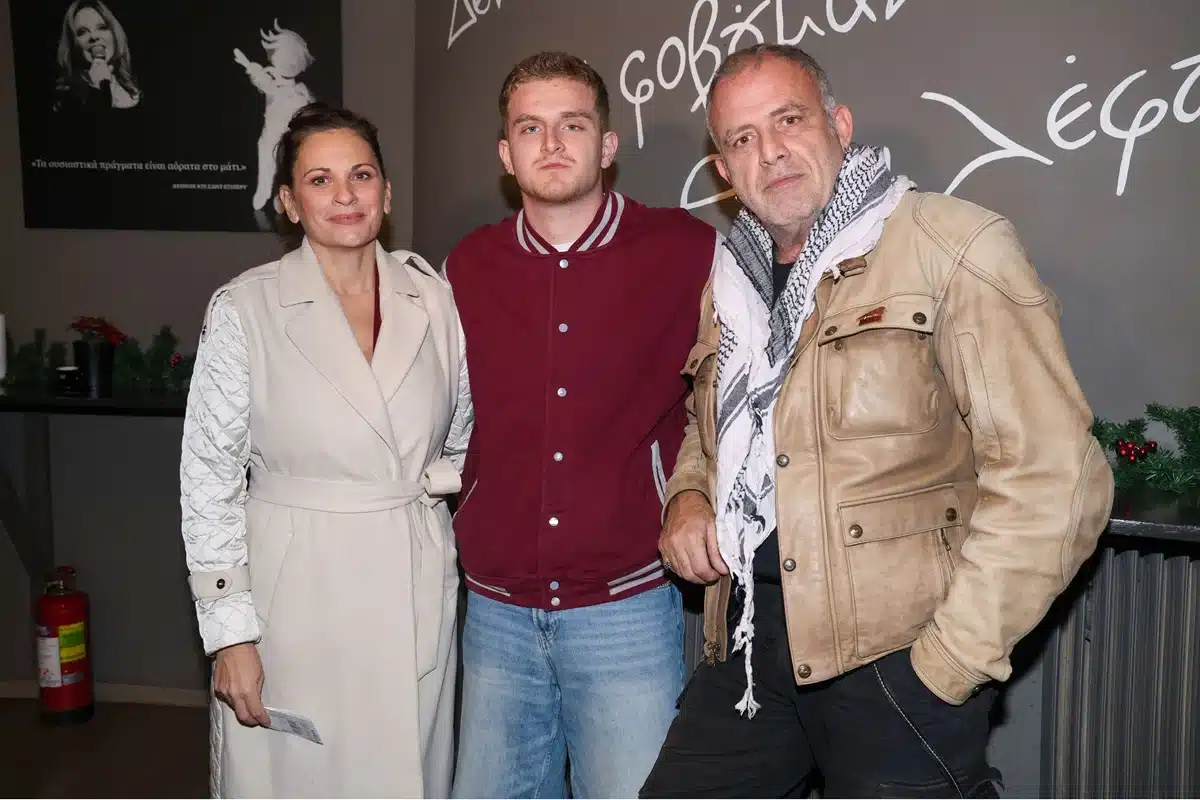 Σπάνια βραδινή έξοδος του Πασχάλη Τσαρούχα με τον 20χρονο γιο του 2