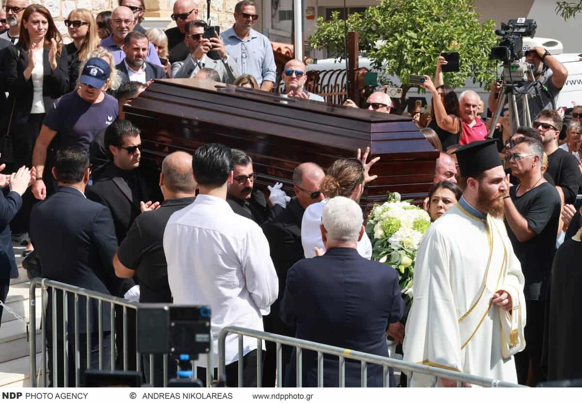Κηδεία Μαζωνάκη: Γαντζωμένη πάνω στη νεκροφόρα η μάνα του - Ουρλιάζει η Μαρία και λιποθυμάει, μόνο η Βάσω είναι δυνατή 5 3 65 scaled 1