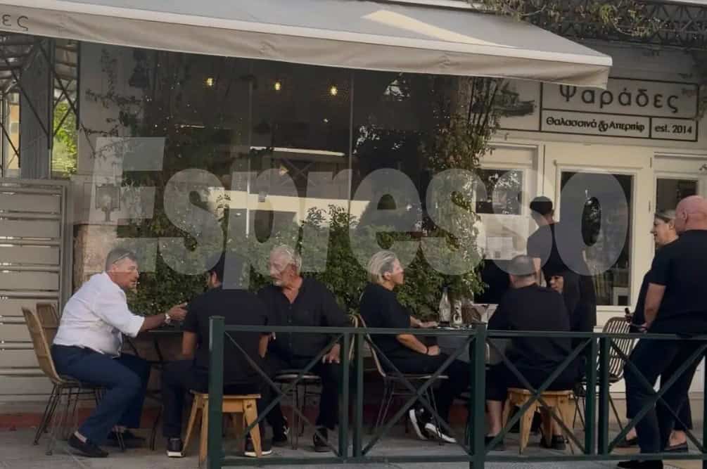 Σε ψαροταβέρνα η οικογένεια Μαζωνάκη μετά την κηδεία: Όλο τον κατάλογο παρήγγειλαν οι αδερφές του - Δείτε καρέ-κάρε τις στιγμές 3 3 66