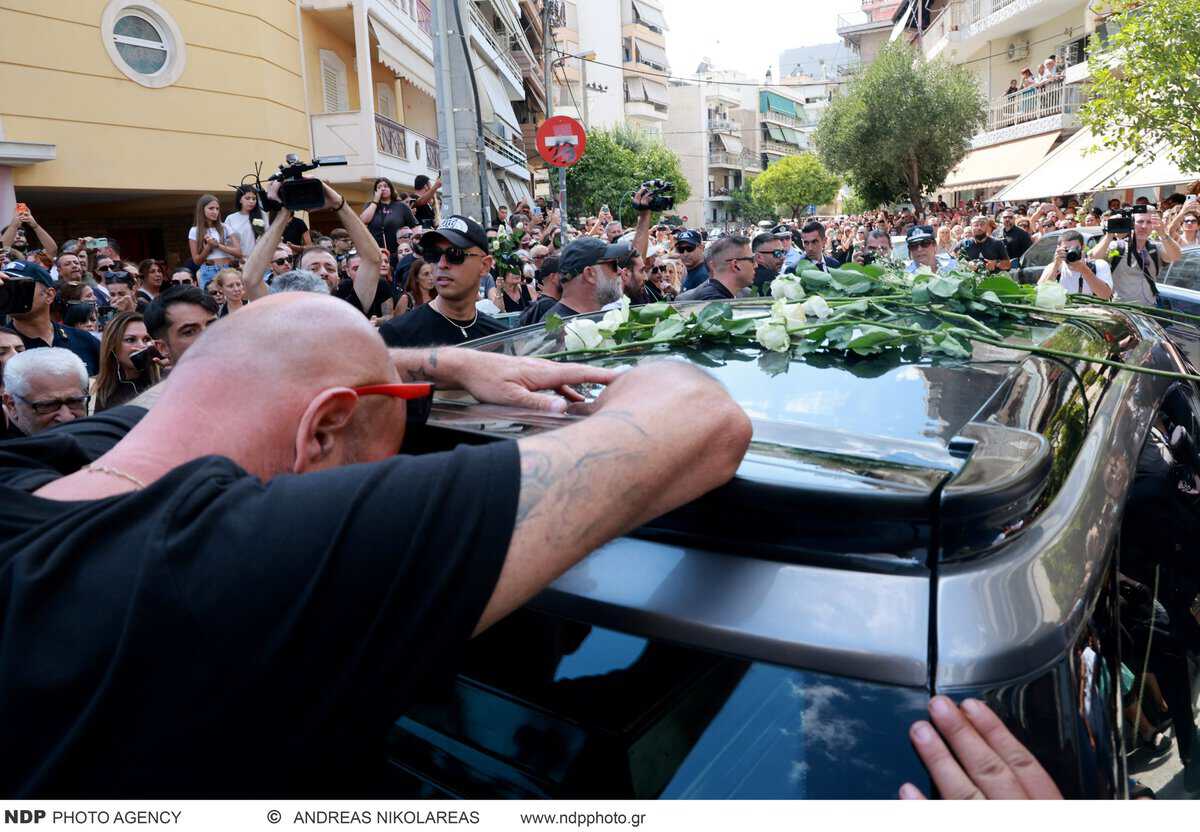 Κηδεία Μαζωνάκη: Γαντζωμένη πάνω στη νεκροφόρα η μάνα του - Ουρλιάζει η Μαρία και λιποθυμάει, μόνο η Βάσω είναι δυνατή 7 5 22 scaled 1