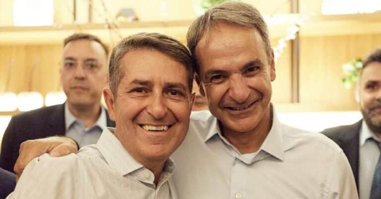 Χαμογελαστός ο Γιώργος Μυλωνάκης – Η πρώτη δημόσια παρουσία μετά τη σοβαρή περιπέτεια με την υγεία του – «Συνεχίζω με περισσότερη δύναμη»