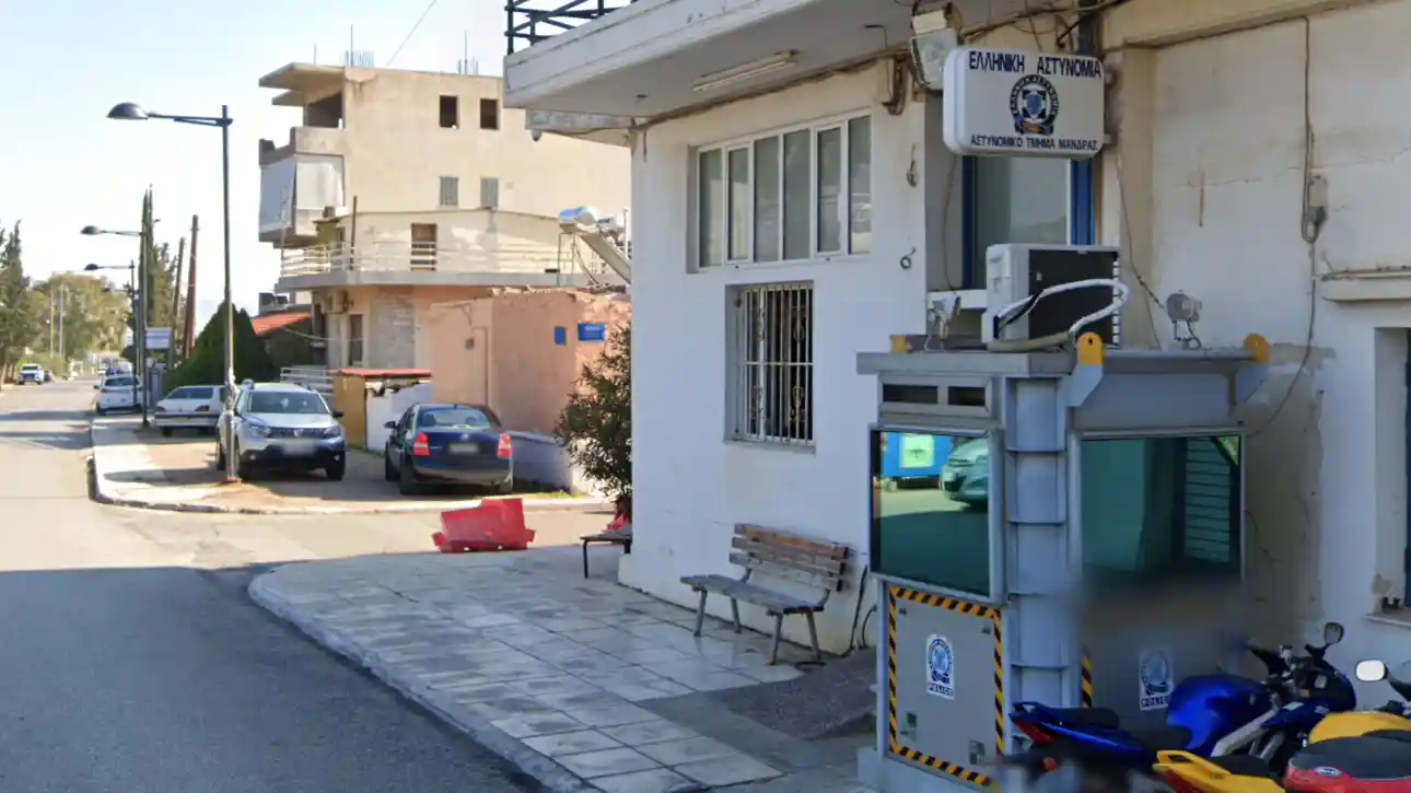 Άνδρας σε αμόκ μπούκαρε με μαχαίρι στο ΑΤ Μάνδρας: Τον πυροβόλησε αστυνομικός για να τον ακινητοποιήσει 2 at mandras