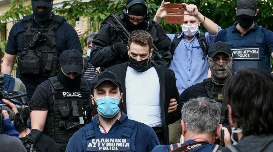 Ξεσπάει ο πατέρας της Καρολάιν: Γιατί η πρώην σύζυγός του δεν του επιτρέπει να δει την εγγονή του 2 glyka nera astynomikoi katathesi
