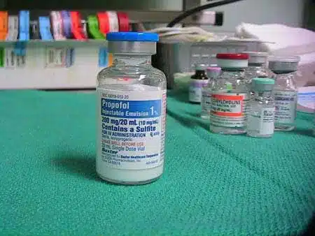 Η προποφόλη σκότωσε τον Μάικλ Τζάκσον: Τι είναι το «γάλα της αμνησίας» που μάλλον χορηγήθηκε στον Γιώργο Μαζωνάκη; 4 images 2 3