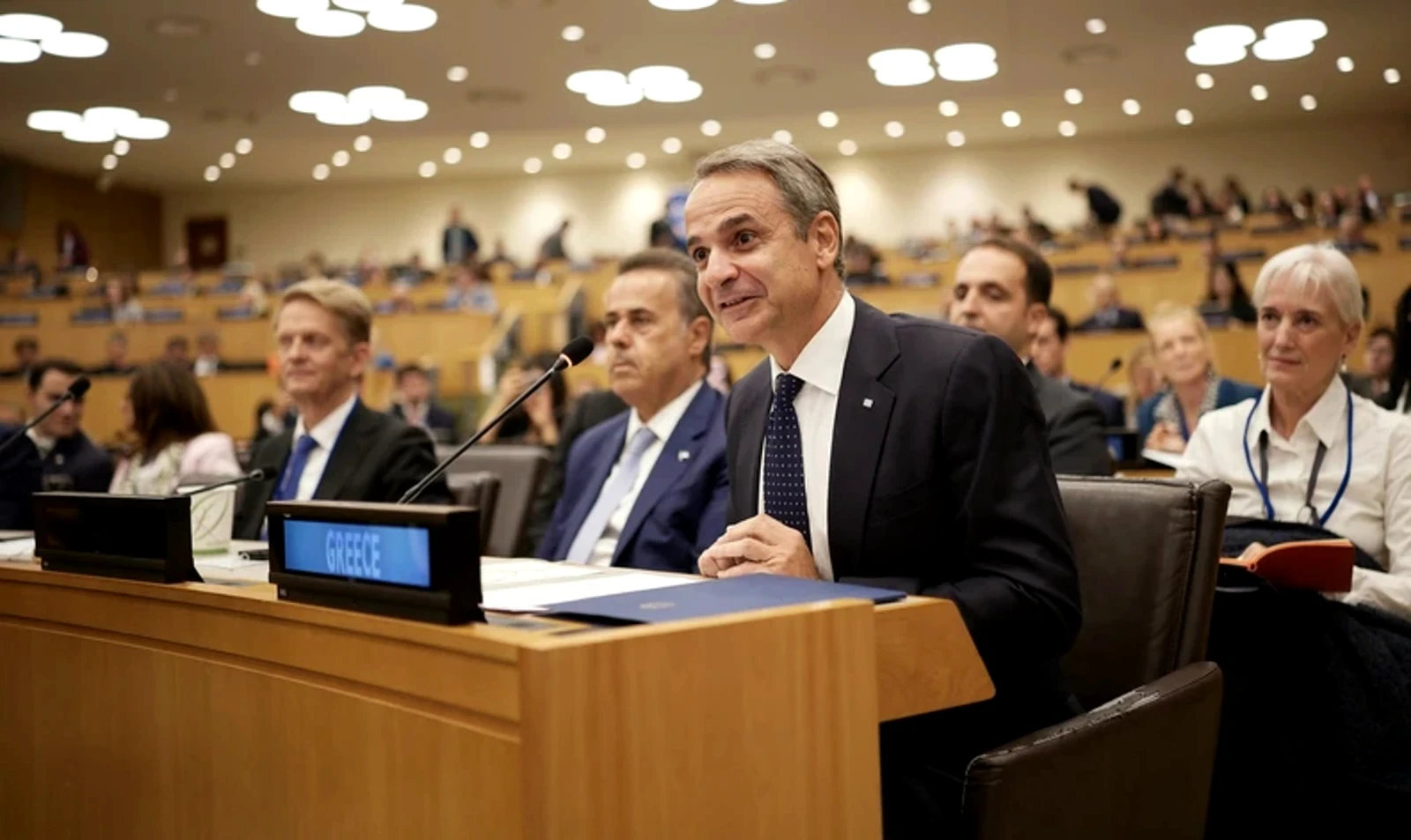 Μητσοτάκης: «Επιδιώκουμε τρίτη εκλογή όχι για να σπάσουμε ρεκόρ, αλλά για να αλλάξουμε τη χώρα. Να βελτιώσουμε τη ζωή των Ελλήνων» 2 k mitsotakis sti nea yorki omilia ston oie synantisi me gkouteres kai ai sto columbia 1790231158 2880