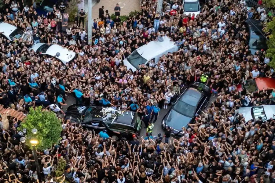 Αποκάλυψη! Έβαλαν φρουρά πάνω από τον τάφο του Μαζωνάκη: Τρέμουν μην τον ξεθάψουν οι θαυμαστές 1 khdeia mazo 900x600 1