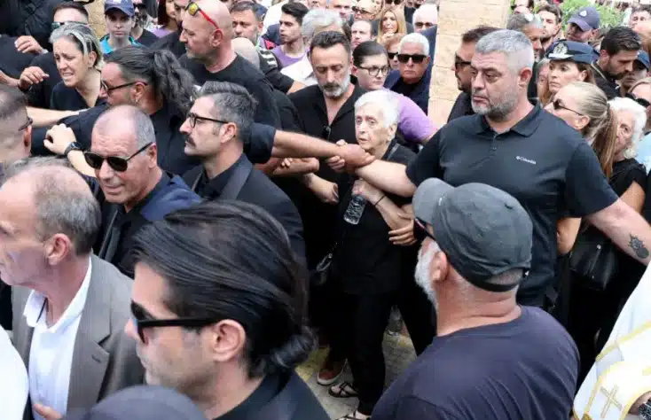 Αγωνία για την κυρία Κλειώ: Οι μυστικές επισκέψεις στο ιδιωτικό θεραπευτήριο - Τι συμβαίνει με την υγεία της 16 μέρες μετά τον θάνατο του Μαζωνάκη 1 kleio