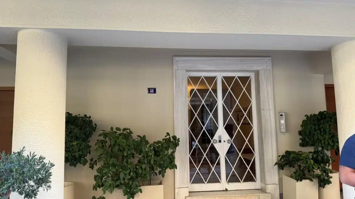 Συνεργάτης του γιατρού αποκαλύπτει τα σόδομα και γόμορρα που γίνονταν στο Κολωνάκι – Στο δίπλα δωμάτιο η γυναίκα του 2 kolonaki iatreio 2