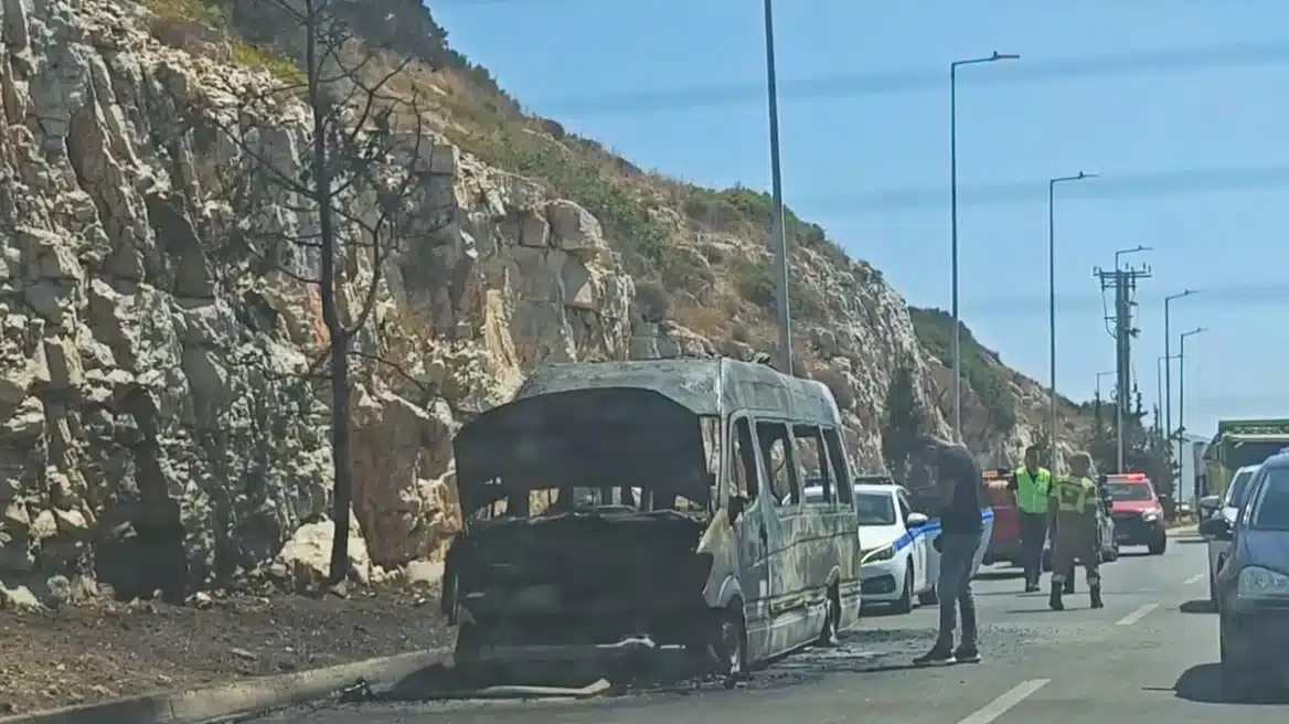 Φωτιά σε σχολικό λεωφορείο στην Αθηνών – Σουνίου 3 maketa kammeno fortigaki