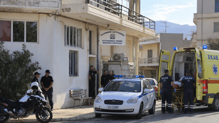 Διασωληνωμένος στη ΜΕΘ ο 31χρονος μετά την επίθεση με μαχαίρι στο Αστυνομικό Τμήμα Mάνδρας – Σοκάρουν τα τελευταία λόγια του