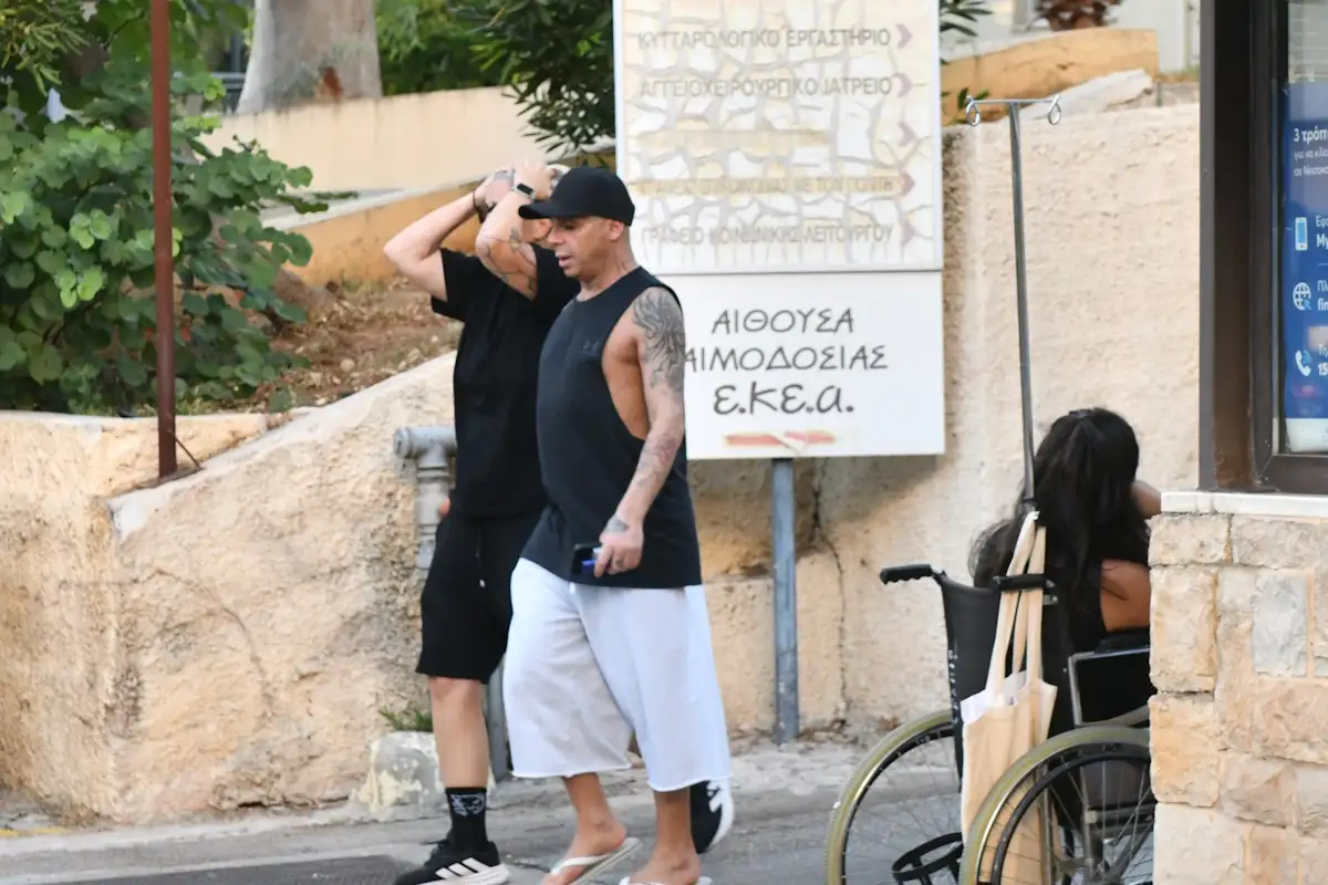 Συγκλονίζει το βίντεο: Η στιγμή που η αδελφή του Γιώργου Μαζωνάκη, Μαρία, φτάνει συντετριμμένη στο νοσοκομείο Ελπίς 3 mazonakis adelfi3