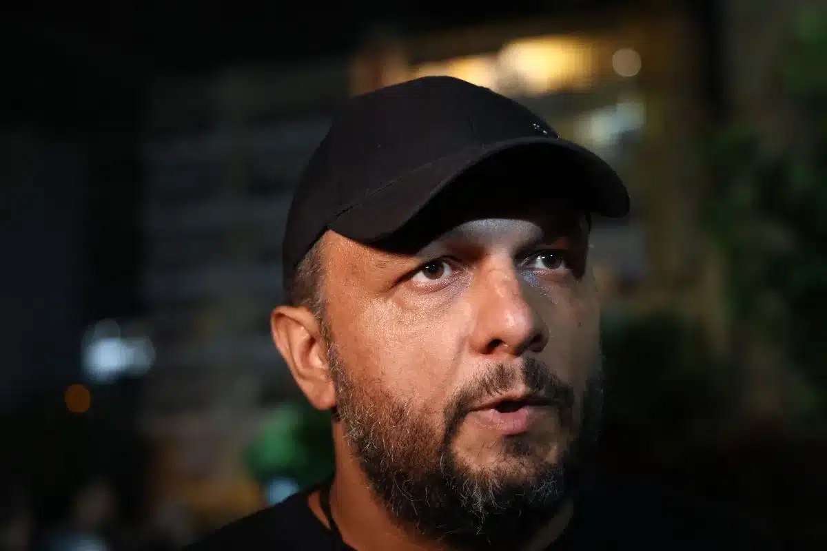 Γιώργος Μαζωνάκης: Η Φαίη Σκορδά, η Έλενα Χριστοπούλου και άλλοι επώνυμοι στη «λαϊκή αγρυπνία» στη Νίκαια – Φωτογραφίες 2 panos roytsi