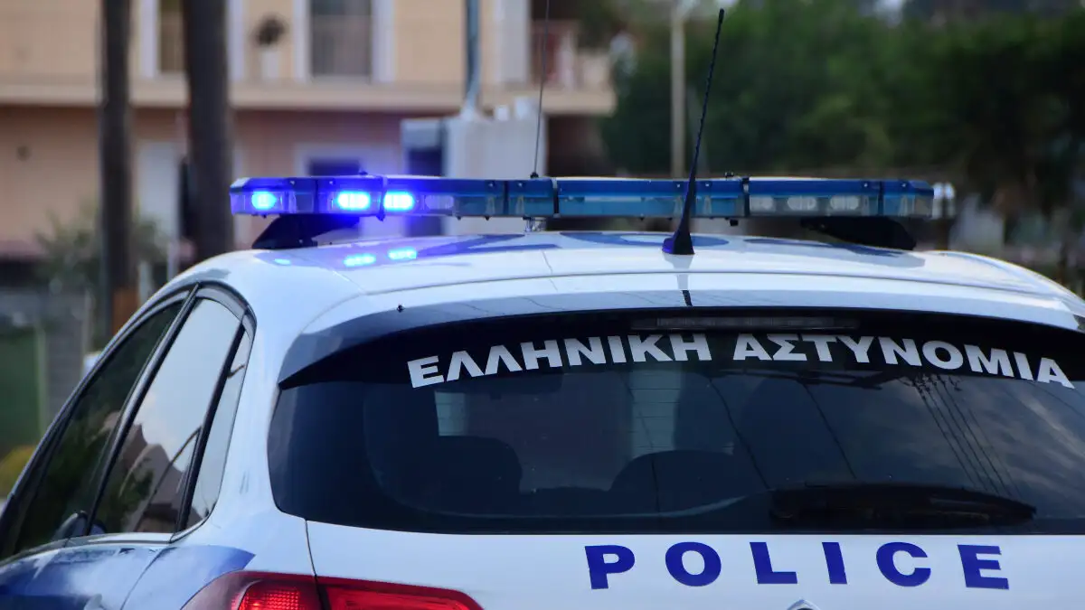 Άνδρας σε αμόκ μπούκαρε με μαχαίρι στο ΑΤ Μάνδρας: Τον πυροβόλησε αστυνομικός για να τον ακινητοποιήσει 3 peripoliko 1200x675 1