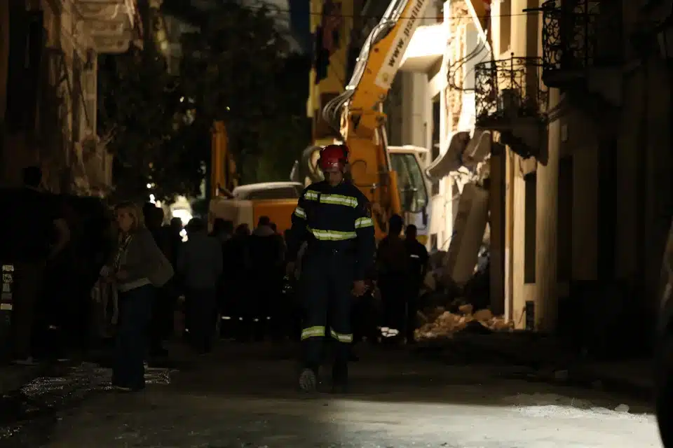 plaka brady ktirio erevnes e.jpg