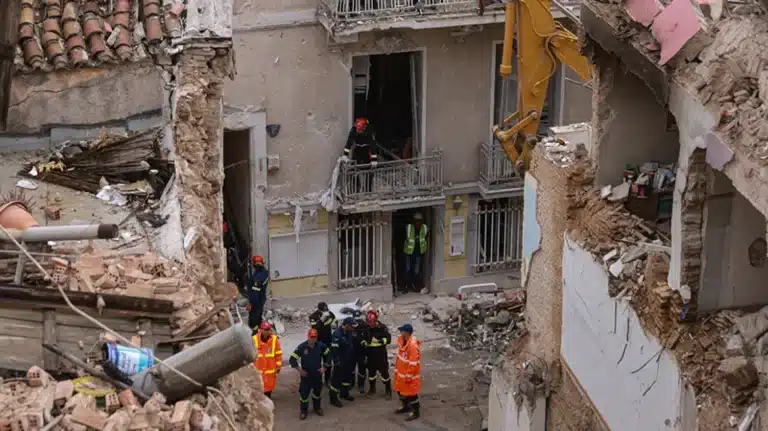 Τέσσερις νεκροί από την κατάρρευση κτηρίου στην Πλάκα – Δύο αγνοούμενοι