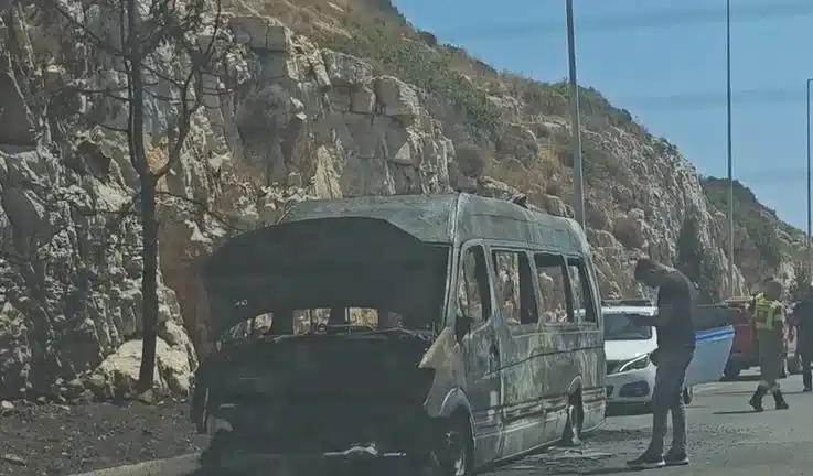 Φωτιά σε σχολικό λεωφορείο στην Αθηνών – Σουνίου 1 scholiko