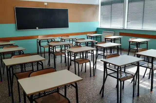 Σάλος με την δωρεά του Κασιδιάρη στο 1ο Δημοτικό σχολείο Μεγάρων 5 school 640x426 1