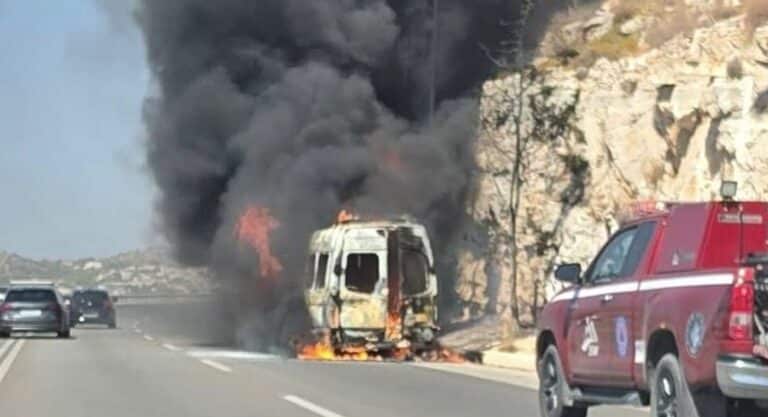Φωτιά σε σχολικό λεωφορείο στην Αθηνών – Σουνίου