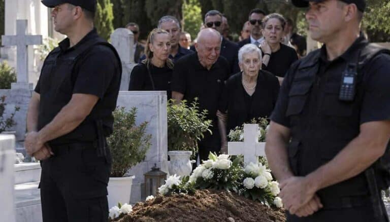 Αποκάλυψη! Έβαλαν φρουρά πάνω από τον τάφο του Μαζωνάκη: Τρέμουν μην τον ξεθάψουν οι θαυμαστές