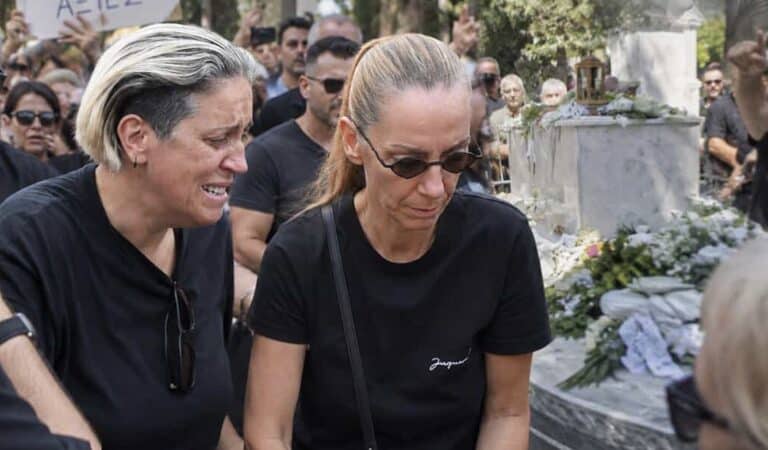 Όσα δεν έδειξαν οι κάμερες στην Κηδεία Μαζωνάκη: Οργή λαού στις αδερφές του – «Φύγετε δεν είστε άξιες» – Ο τάφος που έσπασε και ο τσαμπουκάς