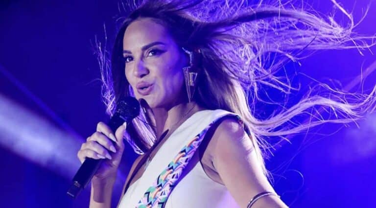 Χωρίς προσέλευση η συναυλία της Ρίας Ελληνίδου στην Σαλαμίνα – Άδειος ο χώρος που τραγουδούσε