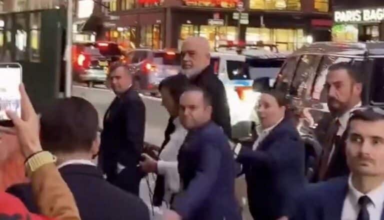 Ο Έντι Ράμα δέχθηκε επίθεση με αυγά στη Νέα Υόρκη – Η σκληρή απάντηση του