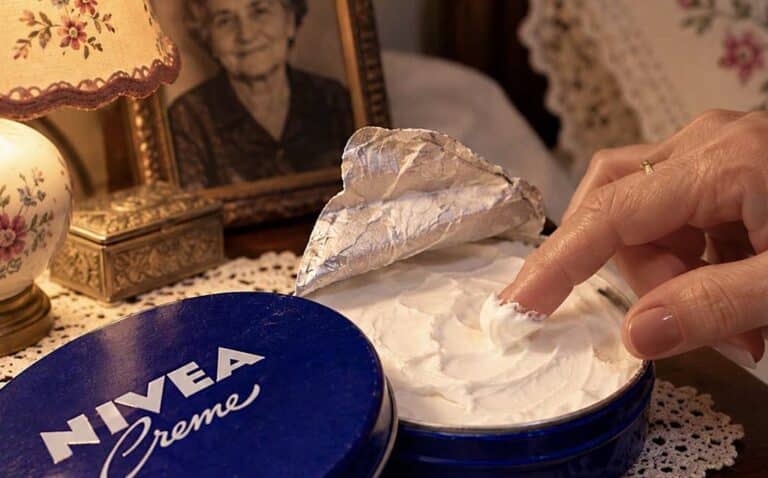 Γιατί η γιαγιά σου είχε πάντα ένα μπλε κουτί Nivea στο κομοδίνο; Οι 5 απίθανες χρήσεις που δεν φανταζόσουν