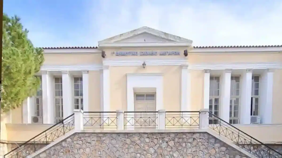 Σάλος με την δωρεά του Κασιδιάρη στο 1ο Δημοτικό σχολείο Μεγάρων 3 tyj8y4yi