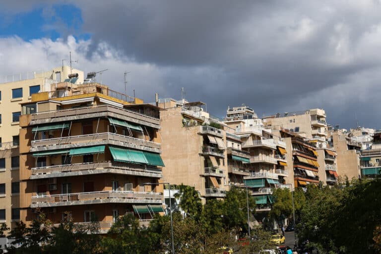 Με βαριά πρόστιμα έως 10.000 ευρώ κινδυνεύουν ιδιοκτήτες και ενοικιαστές – Αυτή είναι η ρύθμιση Χρυσοχοΐδη για τις πολυκατοικίες