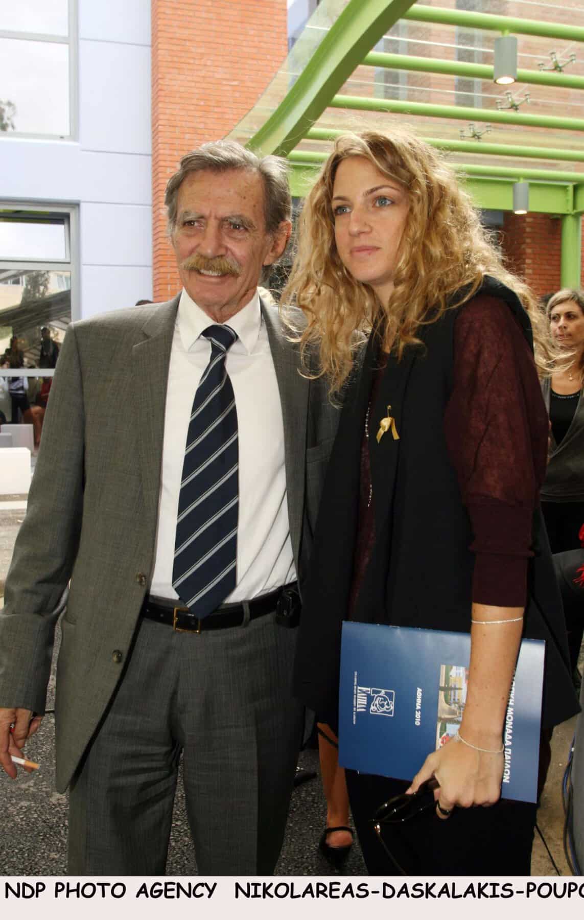 Σπάραξε η Χρυσή: Πως έμαθε για τον θάνατο του πατέρα της - Το τηλέφωνο που της έπεσε από τα χέρια 3 2 39