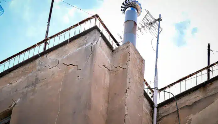 Βρέθηκαν δίδυμα 2 ετών μόνα τους σε διαμέρισμα στην Κυψέλη 3 6ad38aad83415