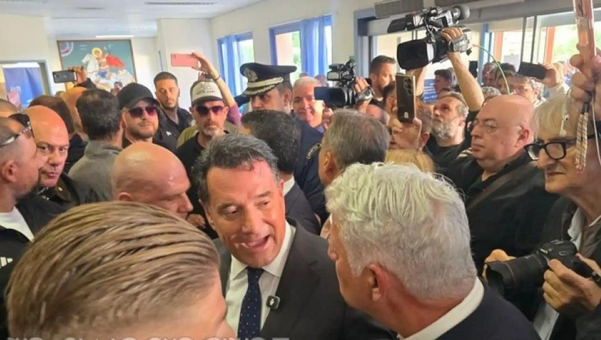 Χαμός με τον Άδωνι στα Χανιά – «Και Α και ΟΥ και ΟΥ, να ο τηλεγκουρού» 1 adoni