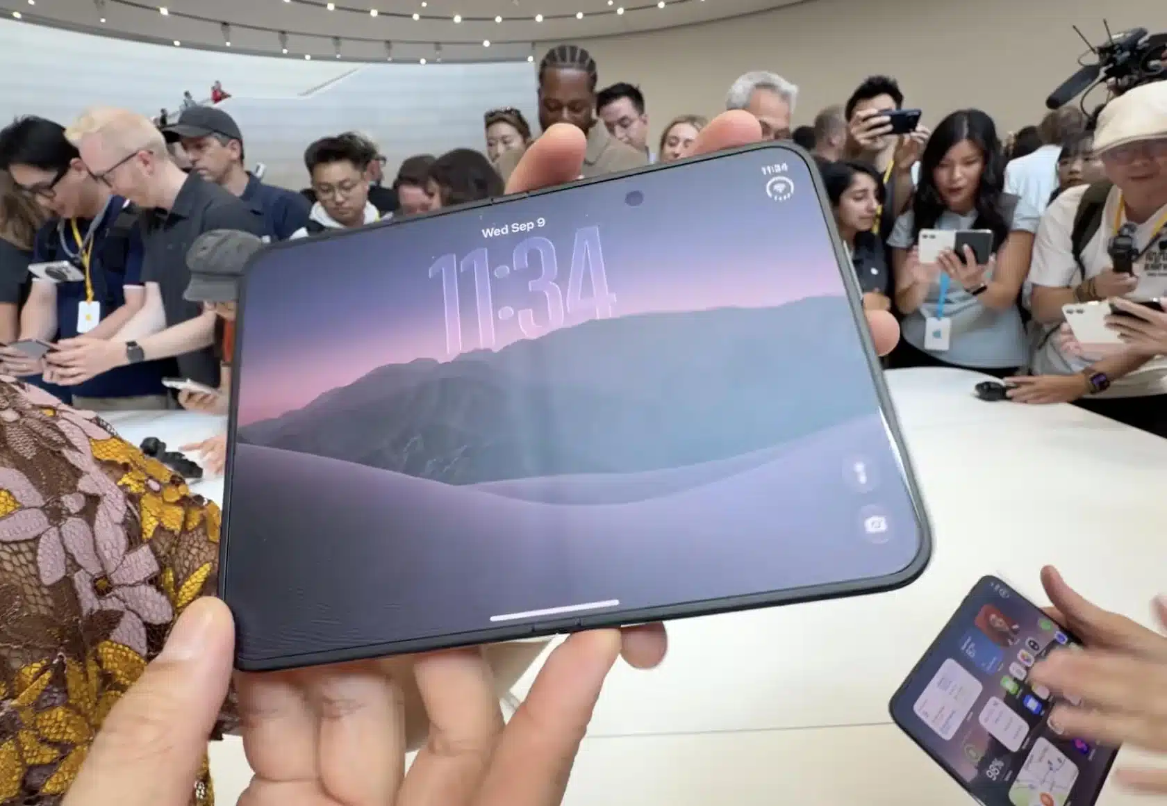 iPhone Duo: Οι Έλληνες δίνουν πάνω από 2.400 ευρώ για ένα κινητό – Τι δείχνουν οι προπαραγγελίες 1 apple unveils iphone duo v0