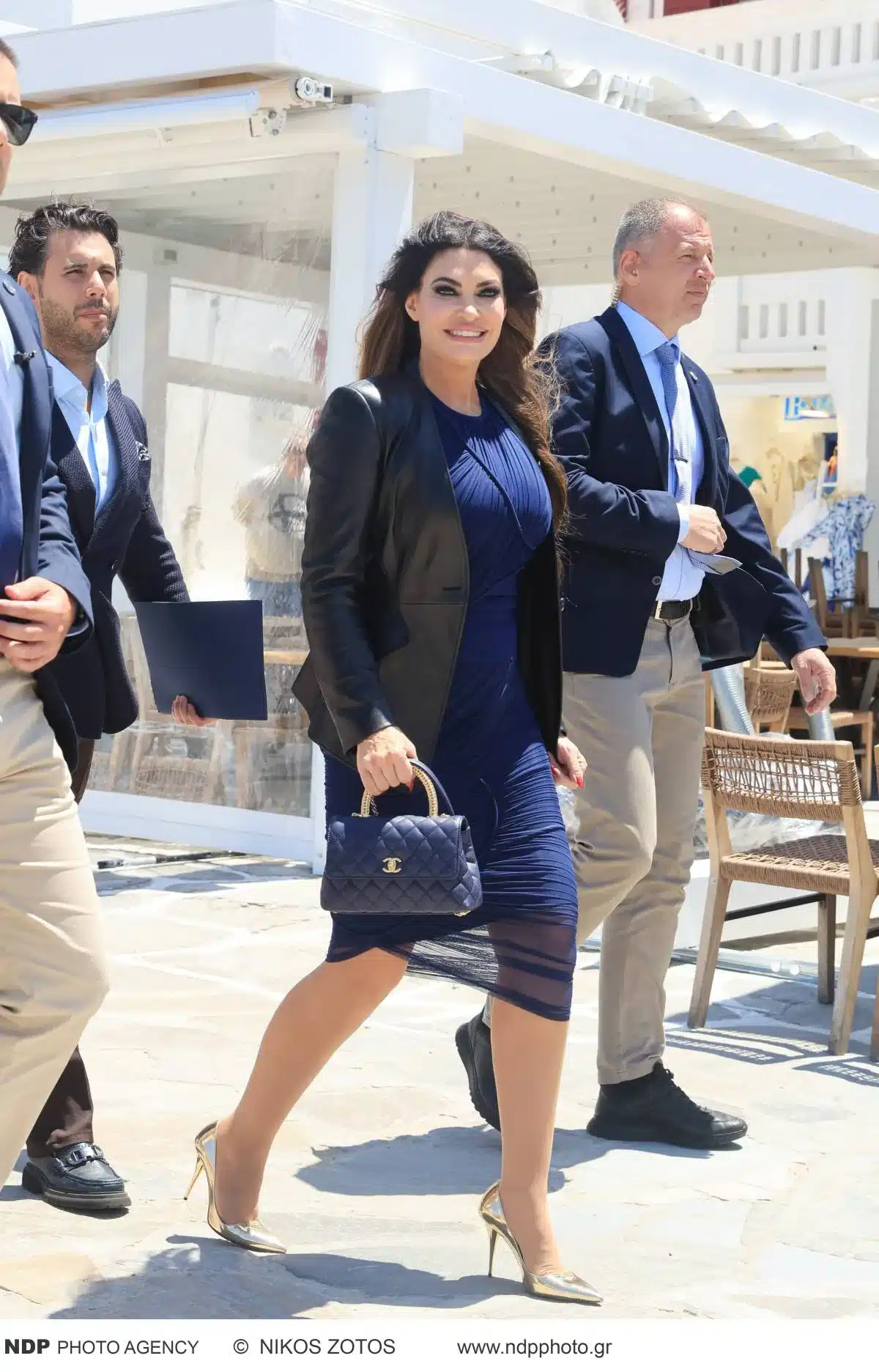 Κίμπερλι Γκίλφοϊλ: Οι 10 καλύτερες εμφανίσεις «υπερπαραγωγή» της – Από το προεδρικό Μέγαρο μέχρι τα μπουζούκια και τη Μύκονο 11 blue look