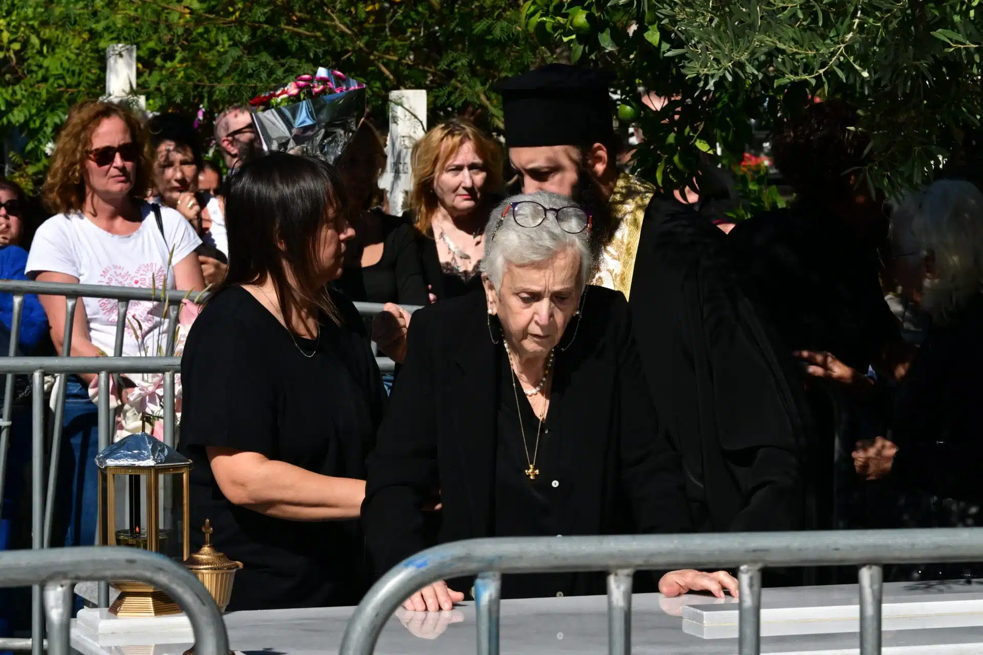 Σκηνές οδύνης! Κατέρρευσε στο μνημόσυνο η μάνα του Μαζωνάκη πάνω από το μνήμα: Την τραβούσε η Βάσω – «Παιδί μου, σε φάγανε…» 1 mazo mnimosino11 1