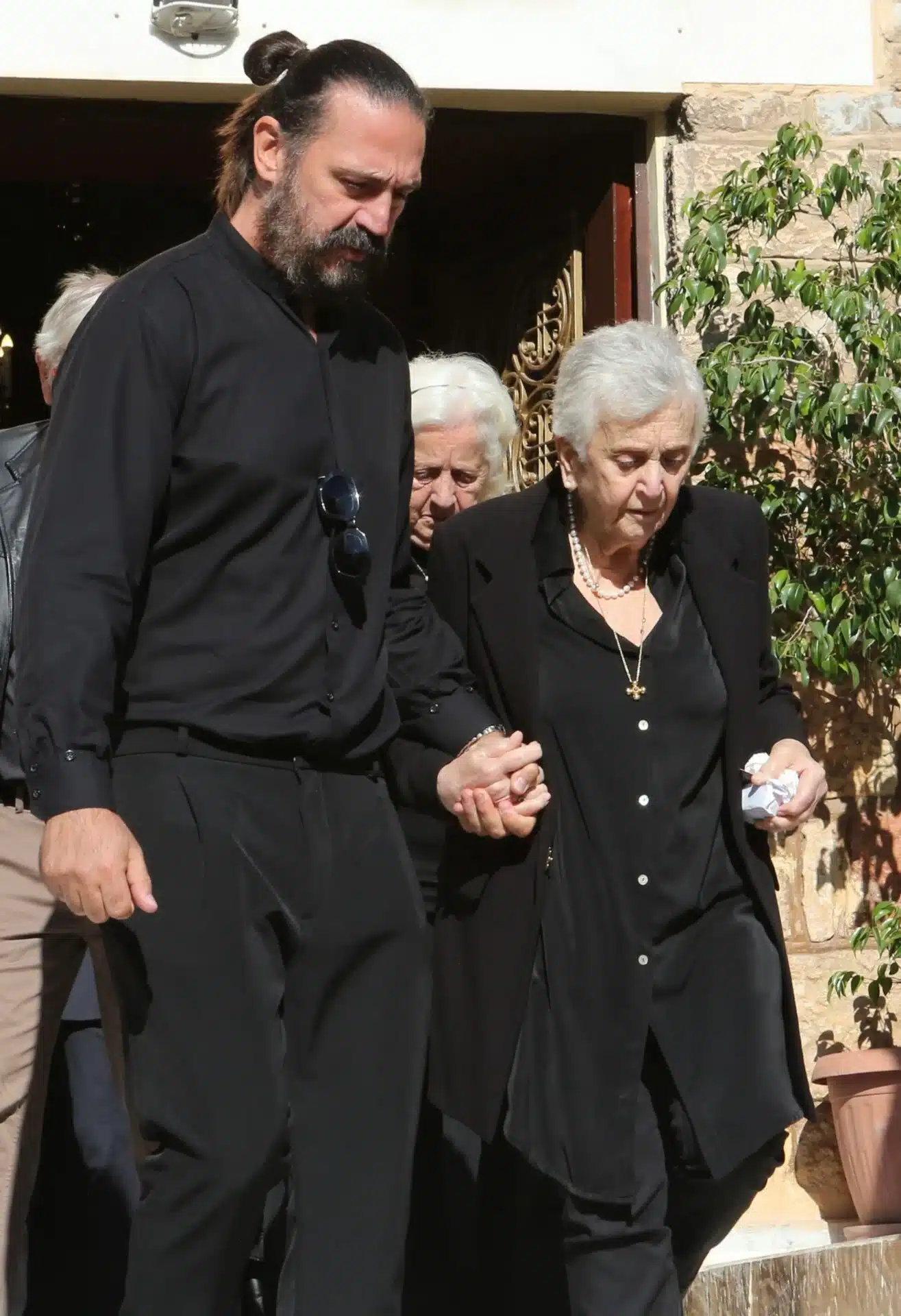 Μνημόσυνο Μαζωνάκη: Τα ουρλιαχτά της Μαρίας πάνω από το μνήμα - «Σήκω Γιώργο να μας δεις, εδώ είμαστε Γιώργο» 4 mnimosino mazonaki7