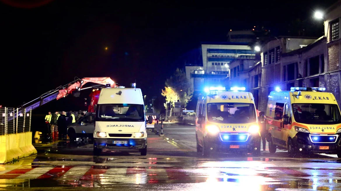 Τραγωδία στον Πειραιά: Νεκροί πατέρας, μητέρα και γιος στο αυτοκίνητο που έπεσε στο λιμάνι 3 peiraiase223