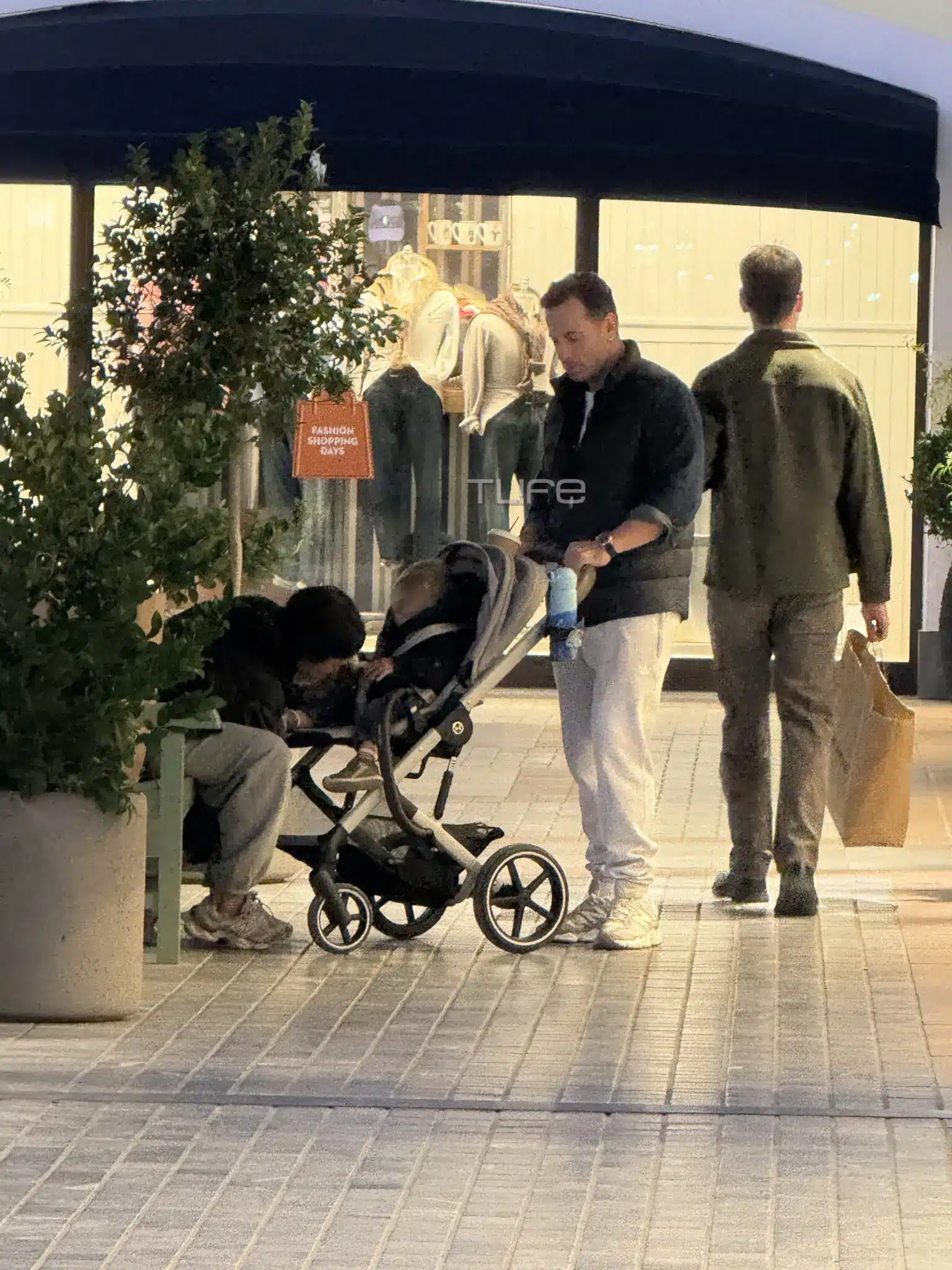 Ξανά μαζί σε σπάνια εμφάνιση αγαπημένη Ελληνίδα παρουσιάστρια με τον σύζυγό της και τον 1,5 έτους γιο τους 2 photo1 1536x2048 2