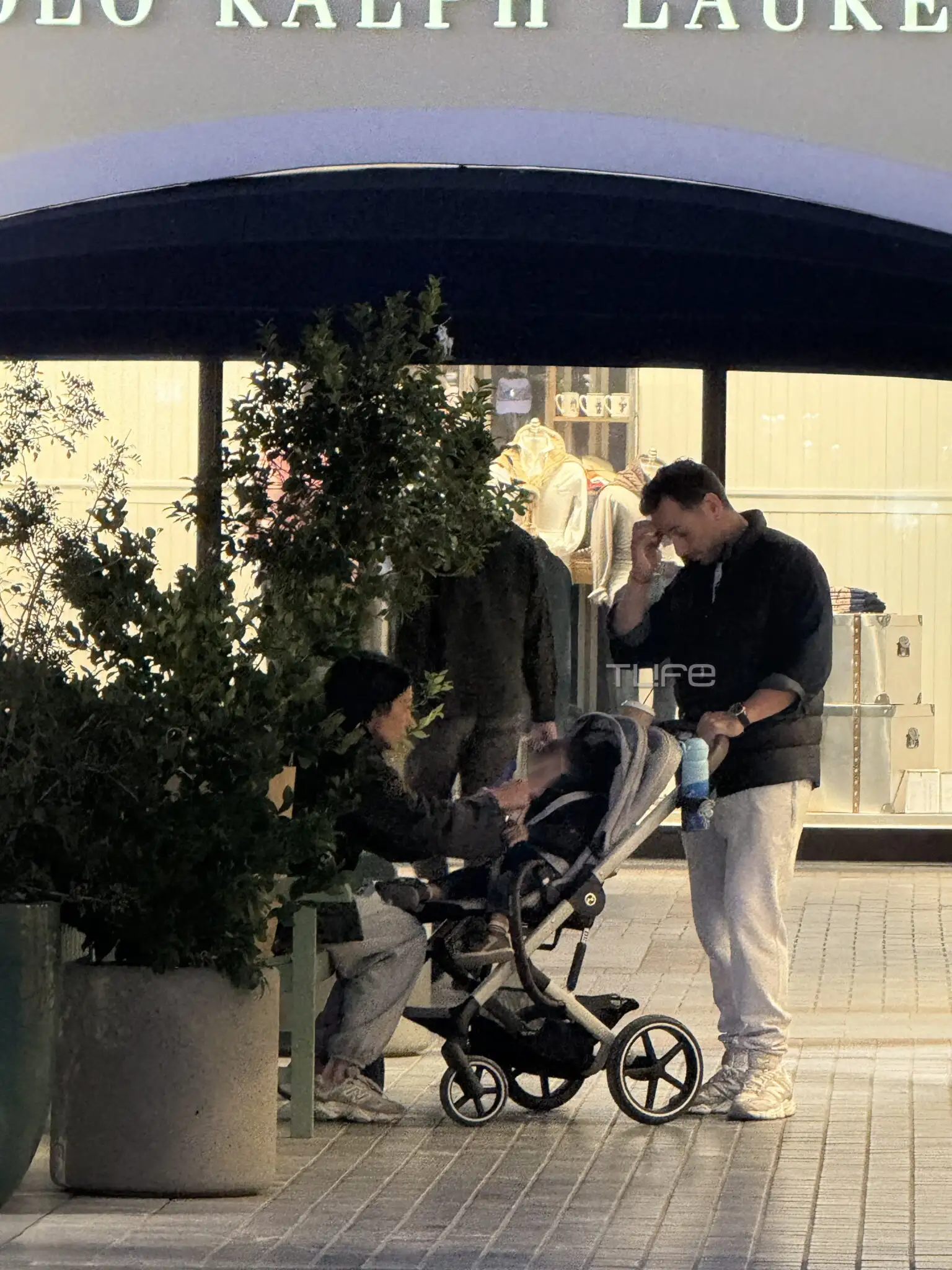 Ξανά μαζί σε σπάνια εμφάνιση αγαπημένη Ελληνίδα παρουσιάστρια με τον σύζυγό της και τον 1,5 έτους γιο τους 1 photo6 1536x2048 1