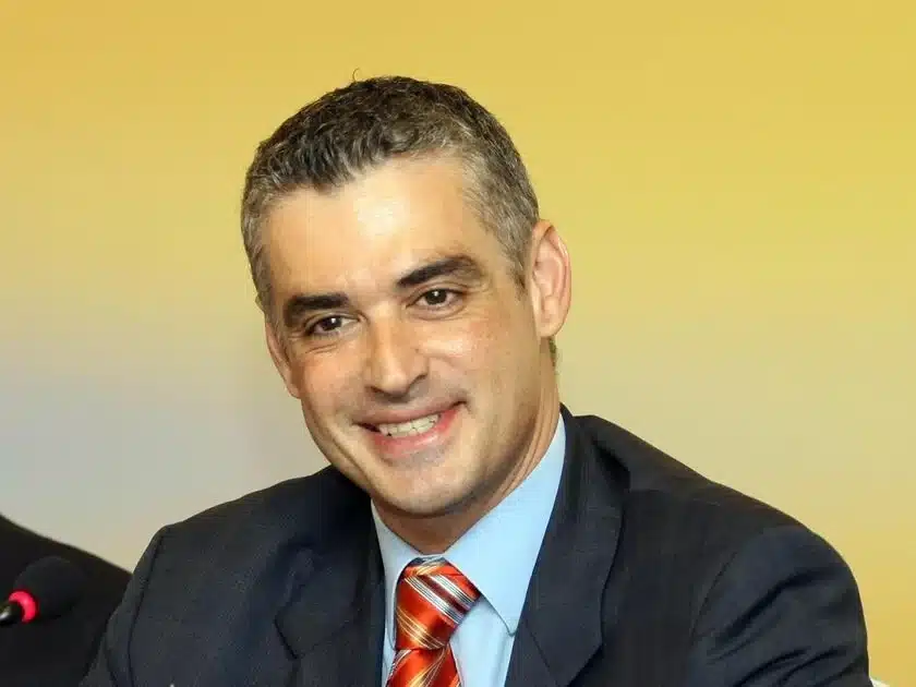 Σαν σταρ του σινέμα ο Άρης Σπηλιωτόπουλος με νέο λουκ με μουστάκι - Τι είπε για τον Σαμαρά 2 spiliotopoulos