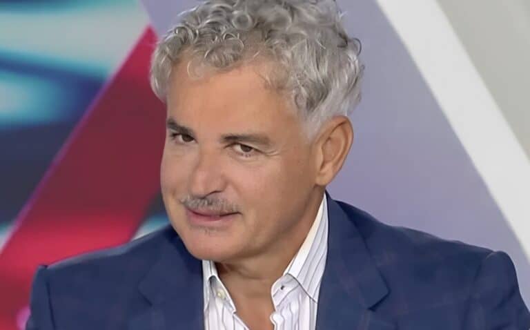 Σαν σταρ του σινέμα ο Άρης Σπηλιωτόπουλος με νέο λουκ με μουστάκι – Τι είπε για τον Σαμαρά 