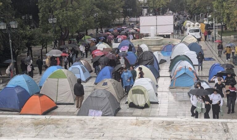Οι φοιτητές κατασκηνώνουν στο Σύνταγμα μέσα στη βροχή – Τα μέτρα που ζητούν από την κυβέρνηση 