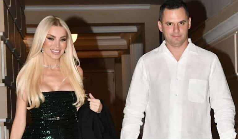 Κατερίνα Καινούργιου και Παναγιώτης Κουτσουμπής σε επίσημη κοινή εμφάνιση – Με γυαλιστερή πλατφόρμα η παρουσιάστρια