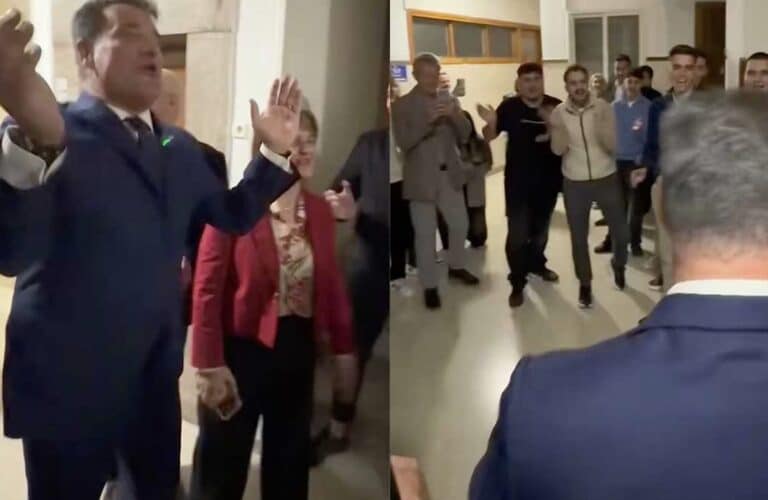 «Και Α και ΟΥ και ΔΑΠ-ΝΔΦΚ» – Αποθέωσαν τον Άδωνι με συνθήματα τα μέλη της ΟΝΝΕΔ Ιωαννίνων – Χοροπηδούσε κυριολεκτικά στον αέρα ο υπουργός