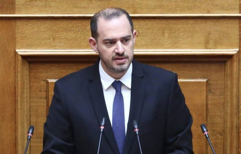 Στο νοσοκομείο εσπευσμένα ο Γιώργος Κώτσηρας – Αισθάνθηκε αδιαθεσία στη Βουλή