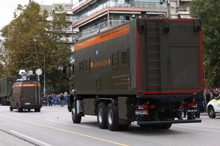 Συγκινεί ο πιλότος του μαχητικού F16 της ομάδας «ΖΕΥΣ» για την 28η Οκτωβρίου - Τι είπε για τους Έλληνες και την Ελλάδα 14 stratiotiki parelasi 10