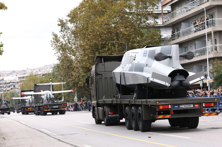 Συγκινεί ο πιλότος του μαχητικού F16 της ομάδας «ΖΕΥΣ» για την 28η Οκτωβρίου - Τι είπε για τους Έλληνες και την Ελλάδα 15 stratiotiki parelasi 11