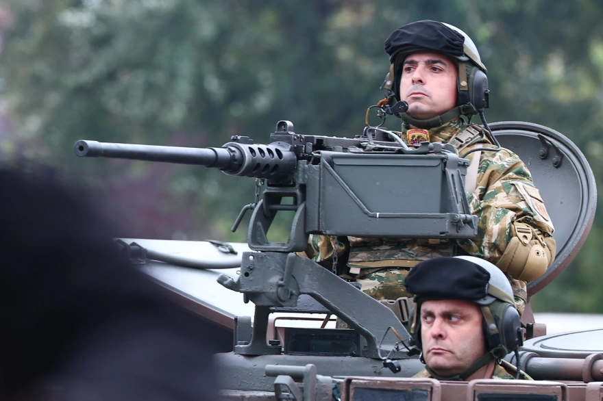 Συγκινεί ο πιλότος του μαχητικού F16 της ομάδας «ΖΕΥΣ» για την 28η Οκτωβρίου - Τι είπε για τους Έλληνες και την Ελλάδα 20 stratiotiki parelasi 16